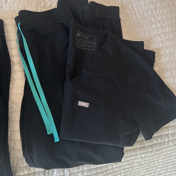 5 peice set of black figs scrubs Medium tops and MT joggers - Picture 3 of 3